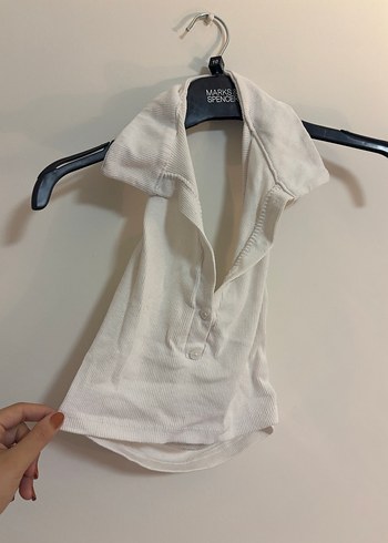 Beyaz Sırtı Açık Detaylı Bluz