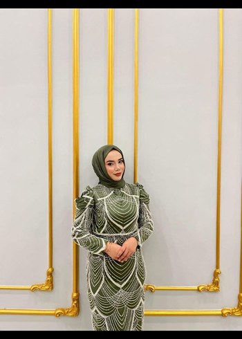 Drapeli Yüksek Yakalı Uzun Kollu Kadın Abiye