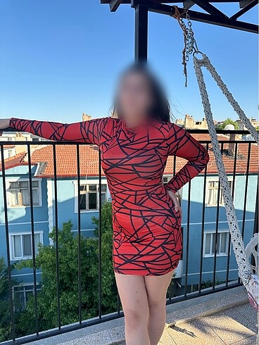 Desenli sırtı acık elbise