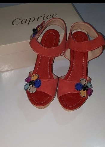 Çiçek Detaylı Renkli Süet Dolgu Topuklu Sandalet