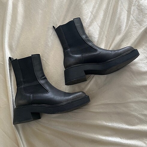 Stradivarius Chelsea Küt Burunlu Bot