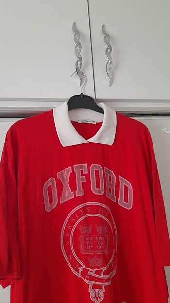 Kırmızı hakim yaka oxford yazılı tişört 
