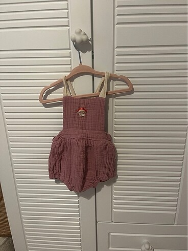 Butik ürünü askılı tulum