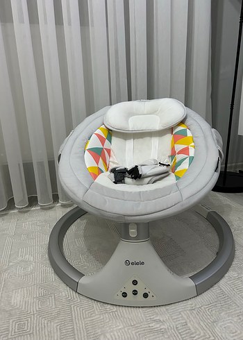 Gri ve Beyaz Bebek Salıncağı