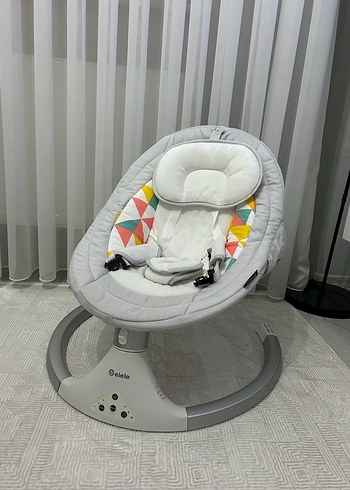 Gri ve Beyaz Bebek Salıncağı