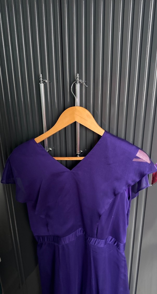 Mor V Yakalı Uzun Saten Elbise - Görsel 2