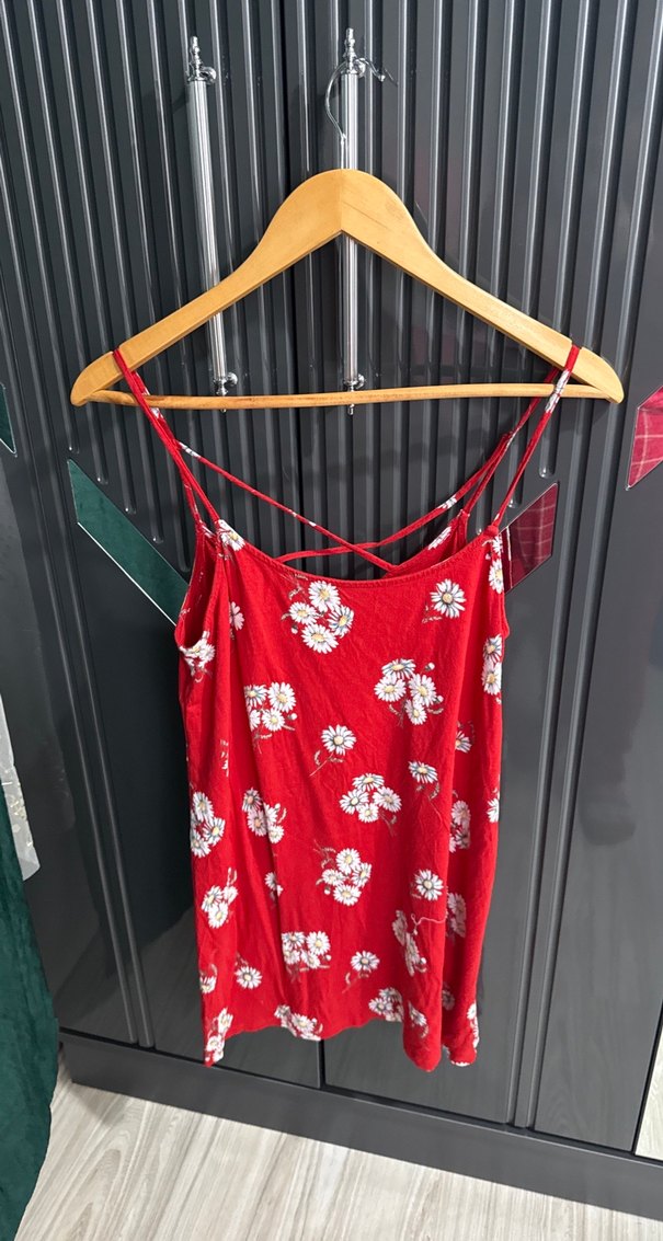 Kırmızı Çiçek Desenli Askılı Midi Elbise - Görsel 2
