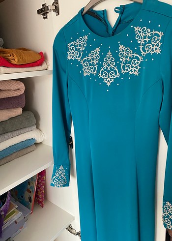 Uzun Turkuaz Nakışlı Boncuklu Tesettür Elbise - Görsel 2