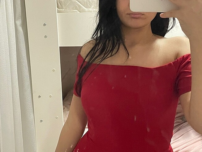 Diğer kırmızı elbise