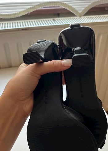 38 Beden Siyah Deri Kemerli Stiletto