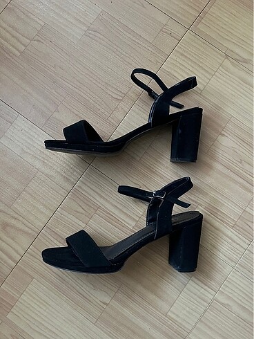 Zara Tek bantlı sandalet
