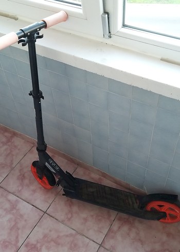 Çocuklar için Siyah Scooter Turuncu Tekerlekli