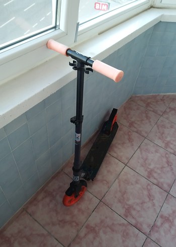Decathlon Çocuklar için Siyah Scooter Turuncu Tekerlekli