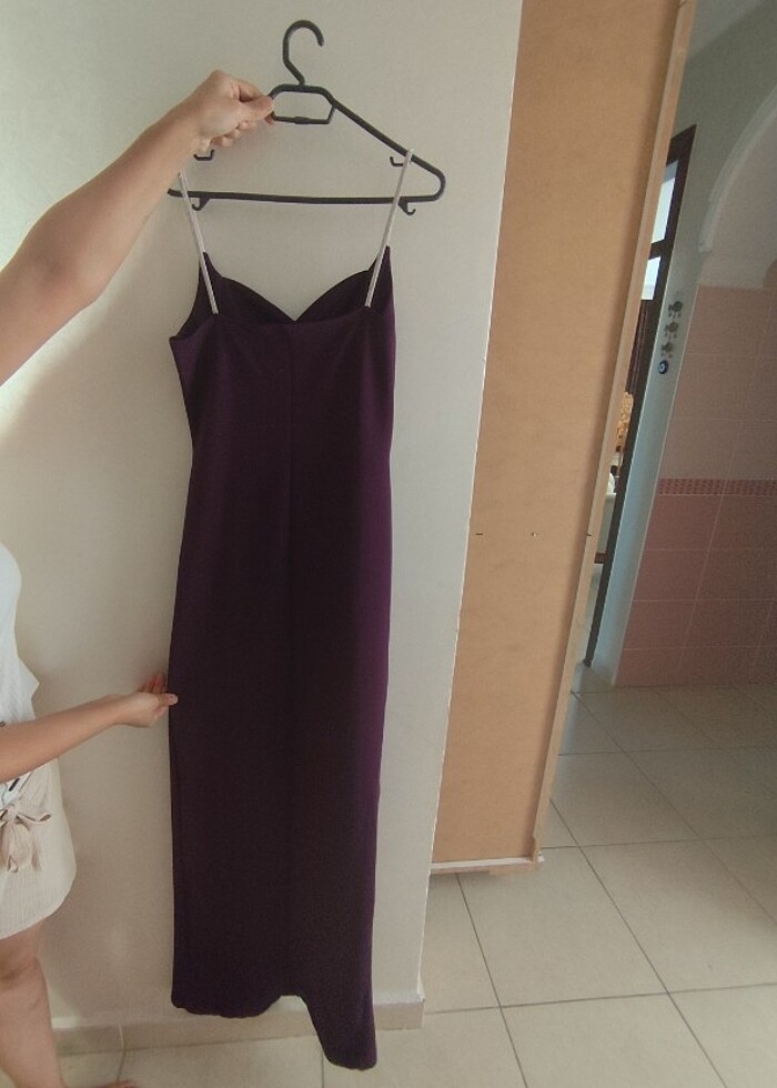 Taş askılı, kruvaze yaka, maxi boy yırtmaçlı elbise - Görsel 2