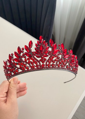 Kırmızı Kristal Taç