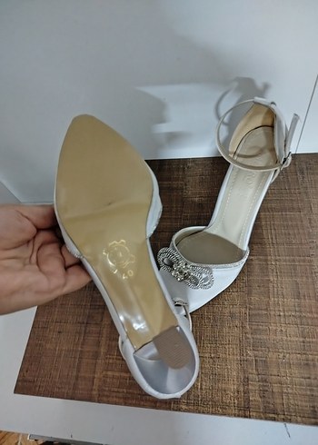Diğer Beyaz Nakışlı İnce Topuklu Kadın Ayakkabı