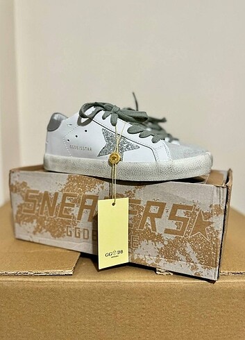 Golden Goose Deluxe Golden Goose Deluxe Çok iyi kalitede muazzam işçilik. Kutulu, S