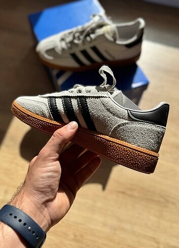 40 Beden Adidas Spezial Handball ürün ithal üründür orjinali ile bire bi
