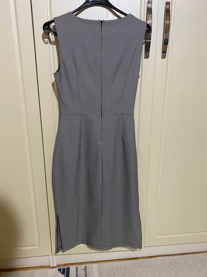 Gri Midi Kemerli V Yaka Kolsuz Elbise - Görsel 3