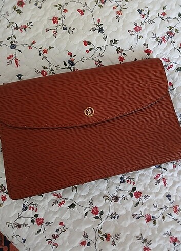 Beden LOUİS VUİTTON EPİ LEATHER CLUTCH