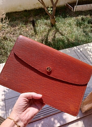 LOUİS VUİTTON EPİ LEATHER CLUTCH