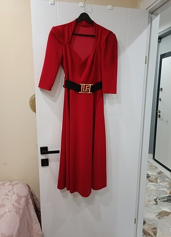 Kırmızı diz boyu elbise