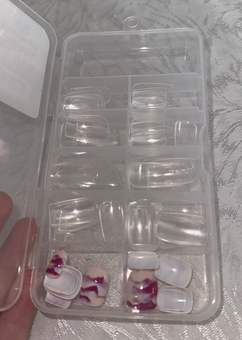 Beyaz ve Desenli Takma Tırnak Seti