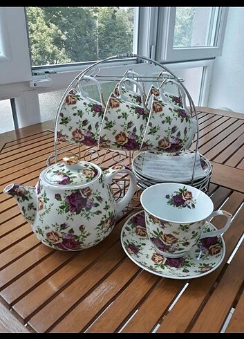 Çiçekli çay takımı