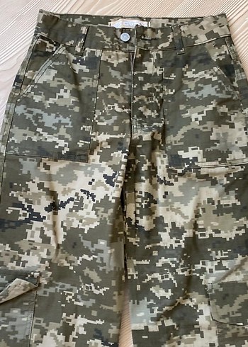 Kadın Gri Kamuflaj Desenli Bol Kesim Kumaş Pantolon - Görsel 4