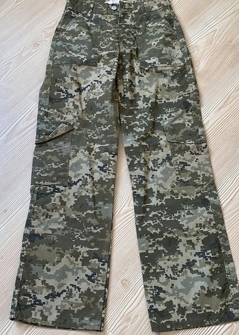 Kadın Gri Kamuflaj Desenli Bol Kesim Kumaş Pantolon - Görsel 2