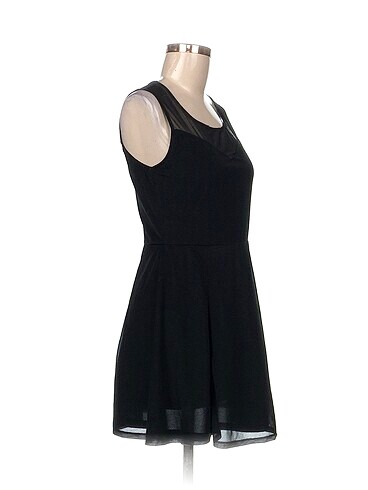 H&M H&M Kısa Elbise %70 İndirimli.