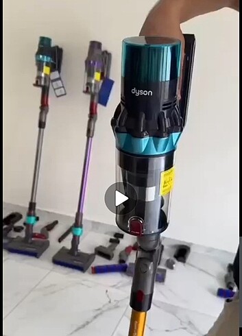 Hem süpürge hem siliyor