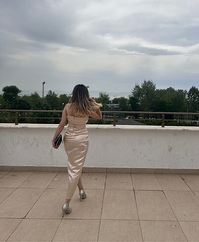s Beden Saten kumaş yırtmaçlı midi boy elbise