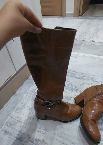 Kahverengi Tokalı Deri Dizüstü Bot