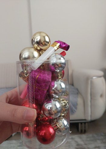 Renkli Yılbaşı Süsleri ve Altın Yıldız - Görsel 2