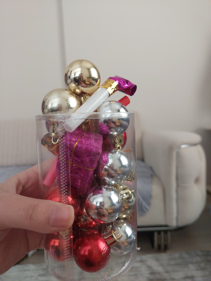 Renkli Yılbaşı Süsleri ve Altın Yıldız - Görsel 2