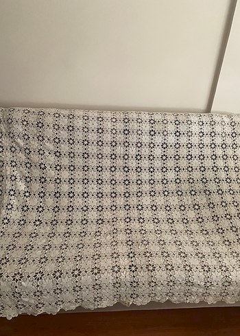 Dantel masa örtüsü sandıktan