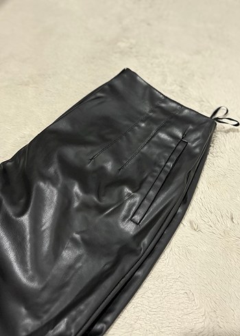 Kadın Siyah Deri Fermuarlı Pantolon - Görsel 4