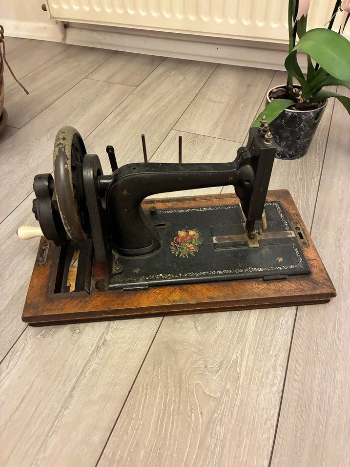 Kahverengi Antika Dikiş Makinesi - Görsel 3