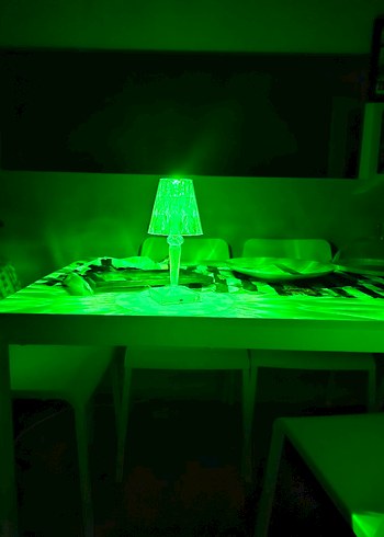 Beden kırmızı Renk Dokunmatik RGB LED Masa Lambası Kumandalı