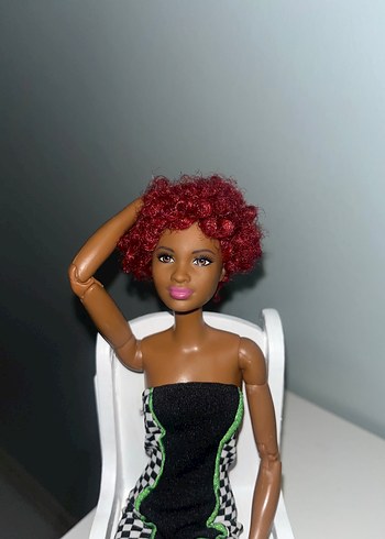 Beden Renk Barbie Bebek Siyah Ten ve Kıvırcık Kırmızı Saçlı sonsuz hareket
