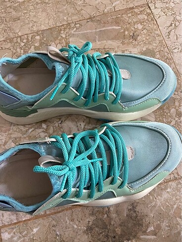 37 no sneaker