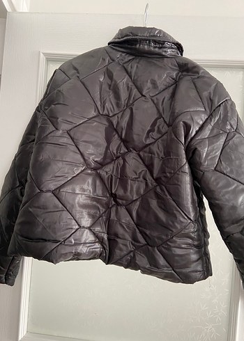 Siyah şişme mont - Görsel 3