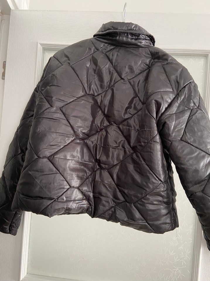 Siyah şişme mont - Görsel 3