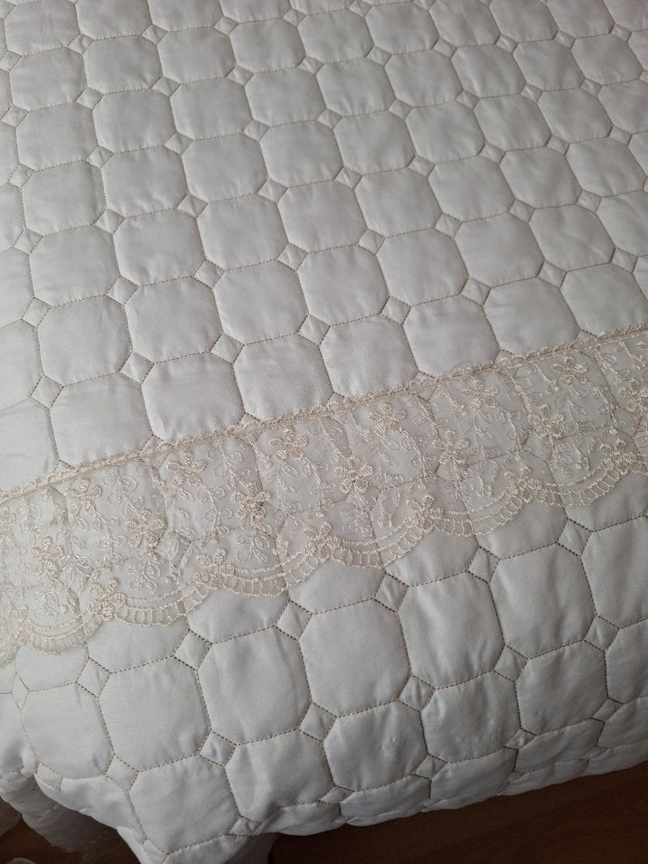 çift kişilik güpürlü Beyaz  Yatak Örtüsü çok iyi durumda - Görsel 2