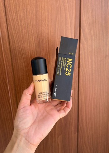MAC NC25 Fondöten Parlak Ten Rengi