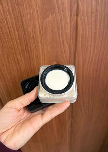 Huda Beauty Koyu Bej Pudra - Görsel 4