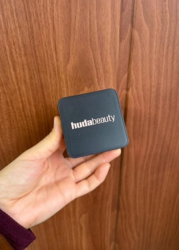 Huda Beauty Koyu Bej Pudra - Görsel 6