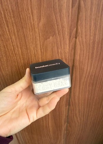 Huda Beauty Koyu Bej Pudra - Görsel 7