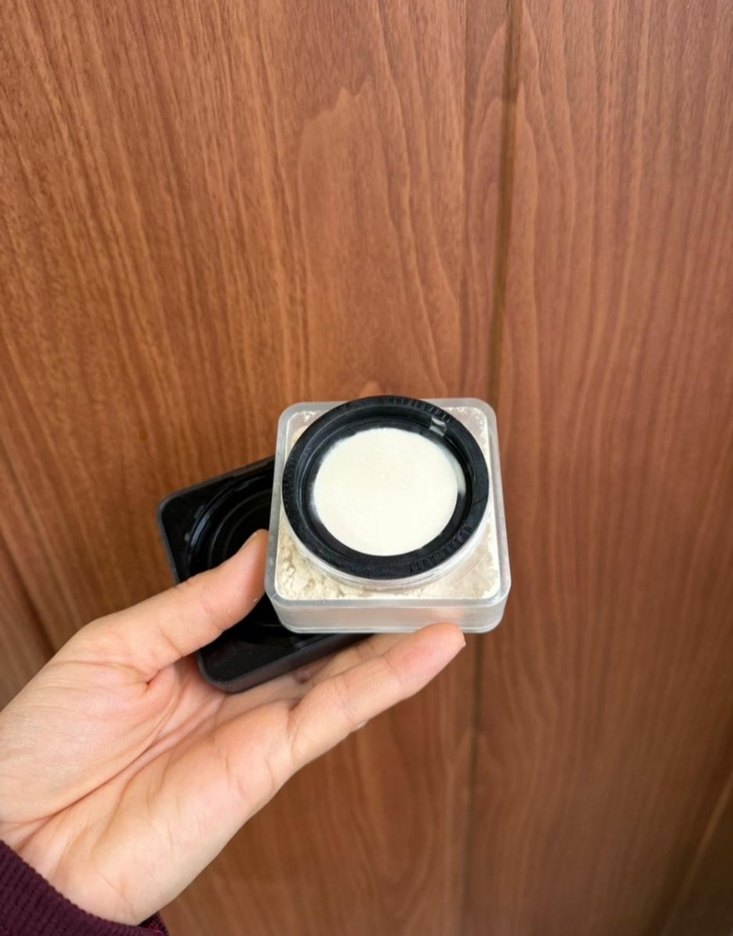 Huda Beauty Koyu Bej Pudra - Görsel 4